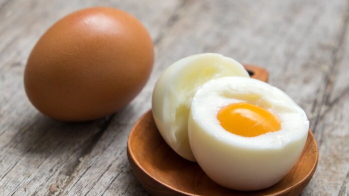 Why are boiled eggs better than scrambled and fried eggs for a protein-rich breakfast?